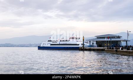 Alsancak, Konak, Izmir-Türkei - 03,04,2023: Passagierboot oder Fähre am Alsancak Pier in Izmir, Türkei. Alsancak Fährstation auf der Kordon Street i Stockfoto