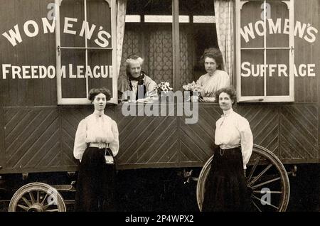 Charlotte Despard und Alison Neilans in der Karawane und Irene Tillard und Violet Tillard stehen vor der Karawane Stockfoto