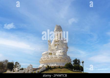 Guanyin 'Huay Pla Kang Tempel' - der große weiße Guanyin steht im Wat Huay Pla Kang, Chiang Rai, Thailand Stockfoto