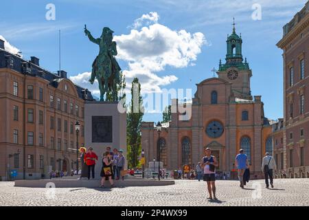 Stockholm, Schweden - Juni 24 2019: Statue von Karl XIV. John auf Karl Johans Torg (Schwedisch: Platz von Karl John), ein öffentlicher Platz zwischen den alten To Stockfoto