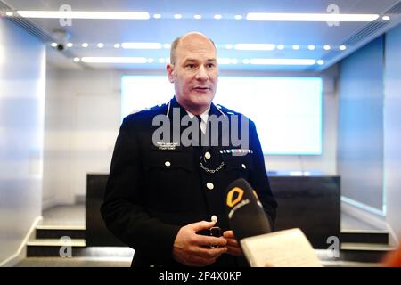 Stellvertretender stellvertretender Kommissar Stuart Cundy, der vor den Medien in New Scotland Yard, London, sprach, nachdem Wayne Couzens in den Monaten vor der Entführung, Vergewaltigung und Ermordung von Sarah Everard zu 19 Monaten Gefängnis verurteilt wurde, weil er Frauen angeschwärzt hatte. Der ehemalige Polizeibeamte von Metropolitan, 50, sitzt bereits eine lebenslange Haftstrafe für den Mord an Ms. Everard, 33. Foto: Montag, 6. März 2023. Stockfoto