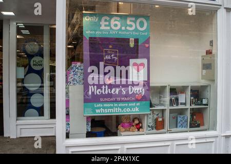 Windsor, Berkshire, Großbritannien. 6. März 2023. Ein Muttertag wird im Fenster der Briefträger WH Smith angezeigt. Geschäfte und Restaurants in Windsor werben für den Muttertag, der nächsten Sonntag, den 19. März, stattfindet. Kredit: Maureen McLean/Alamy Live News Stockfoto