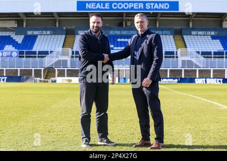 John Askey, Manager von Hartlepool United, begrüßt Darren Kelly nach seiner Ernennung zum neuen Sporting Director des Clubs im Victoria Park, Hartlepool, am Donnerstag, den 23. Februar 2023. (Foto: Mark Fletcher | MI News) Stockfoto