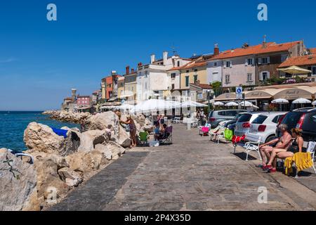 Piran, Slowenien - 20. Juli 2022: Strandpromenade in einem Ferienort an der Adria, südwestliche slowenische Küste. Stockfoto