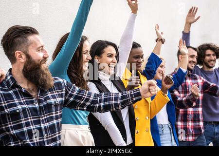 Multiethnische Jungs und Mädchen, die mit erhobenem Daumen Spaß im Freien haben - ein Freundschaftskonzept für junge multikulturelle Menschen, die Spaß haben Stockfoto