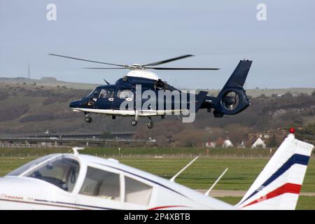 UK Army Air Corps Eurocopter AS 365N3 Dauphin verlässt Brighton City Airport Stockfoto