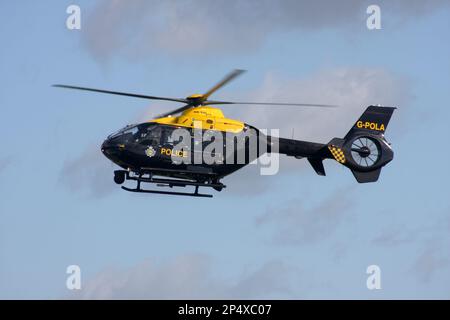 Ein Eurocopter EC 135P2+ der britischen Polizei trifft am Redhill Aerodrome Surrey England ein Stockfoto