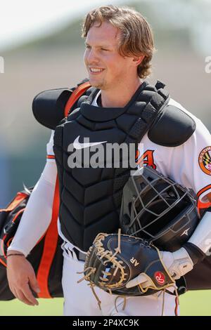 Sarasota FL, USA; Baltimore Orioles Catcher Adley Rutschman (35) lächelt, während er während eines MLB-Frühjahrstrainings gegen den Atlant zum Dugout aufbricht Stockfoto