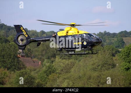 Ein Eurocopter EC 135P2+ der britischen Polizei trifft am Redhill Aerodrome Surrey England ein Stockfoto