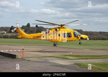 Ein Agusta-Westland AW-169 Air Ambulance verlässt Redhill Aerodrome Surrey England Stockfoto