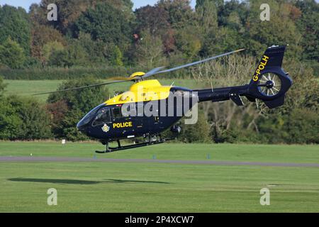 Ein Eurocopter EC 135P2+ der britischen Polizei trifft am Redhill Aerodrome Surrey England ein Stockfoto