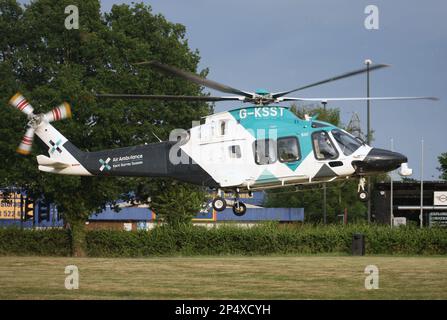 Ein Agusta-Westland AW-169 Helikopter, der für Kent Surrey Sussex Air Ambulance arbeitet, verlässt den Unfallort Crawley Sussex England Stockfoto