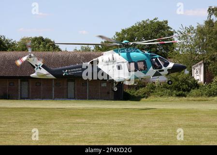 Ein Agusta-Westland AW-169 Helikopter, der für Kent Surrey Sussex Air Ambulance arbeitet, verlässt den Unfallort Crawley Sussex England Stockfoto