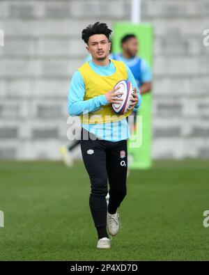 Pennyhill Park, England, Großbritannien, 06/03/2023, Honda England Rugby Performance Centre, Pennyhill Park, England, Großbritannien. 6. März 2023. Marcus Smith während des England Rugby Trainings, während sie sich auf die Partie mit Frankreich am 11. März in Twickenham vorbereiten: Anerkennung: Ashley Western/Alamy Live News Stockfoto