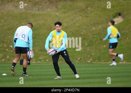 Pennyhill Park, England, Großbritannien, 06/03/2023, Honda England Rugby Performance Centre, Pennyhill Park, England, Großbritannien. 6. März 2023. Marcus Smith während des England Rugby Trainings, während sie sich auf die Partie mit Frankreich am 11. März in Twickenham vorbereiten: Anerkennung: Ashley Western/Alamy Live News Stockfoto