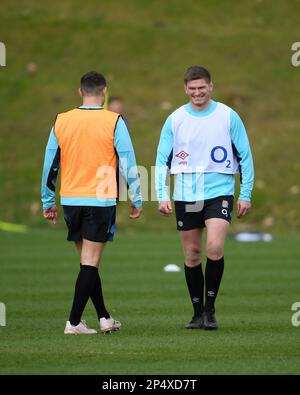 Pennyhill Park, England, Großbritannien, 06/03/2023, Honda England Rugby Performance Centre, Pennyhill Park, England, Großbritannien. 6. März 2023. Owen Farrell während des England-Rugby-Trainings, während sie sich auf die Partie mit Frankreich am 11. März in Twickenham vorbereiten: Anerkennung: Ashley Western/Alamy Live News Stockfoto