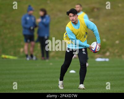 Pennyhill Park, England, Großbritannien, 06/03/2023, Honda England Rugby Performance Centre, Pennyhill Park, England, Großbritannien. 6. März 2023. Marcus Smith während des England Rugby Trainings, während sie sich auf die Partie mit Frankreich am 11. März in Twickenham vorbereiten: Anerkennung: Ashley Western/Alamy Live News Stockfoto