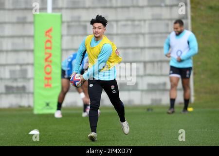 Pennyhill Park, England, Großbritannien, 06/03/2023, Honda England Rugby Performance Centre, Pennyhill Park, England, Großbritannien. 6. März 2023. Marcus Smith während des England Rugby Trainings, während sie sich auf die Partie mit Frankreich am 11. März in Twickenham vorbereiten: Anerkennung: Ashley Western/Alamy Live News Stockfoto