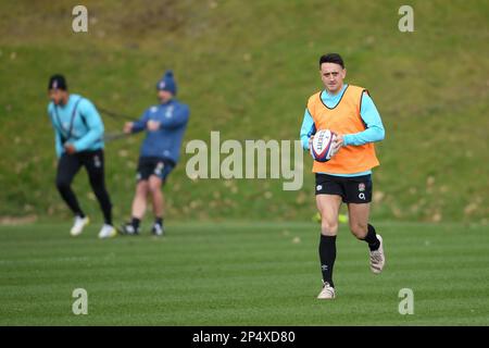 Pennyhill Park, England, Großbritannien, 06/03/2023, Honda England Rugby Performance Centre, Pennyhill Park, England, Großbritannien. 6. März 2023. Alex Mitchell während des England Rugby Trainings, während sie sich auf die Partie mit Frankreich am 11. März in Twickenham vorbereiten: Anerkennung: Ashley Western/Alamy Live News Stockfoto