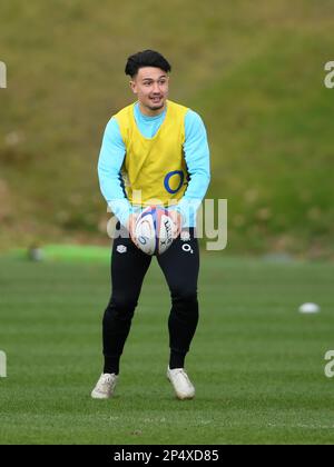 Pennyhill Park, England, Großbritannien, 06/03/2023, Honda England Rugby Performance Centre, Pennyhill Park, England, Großbritannien. 6. März 2023. Marcus Smith während des England Rugby Trainings, während sie sich auf die Partie mit Frankreich am 11. März in Twickenham vorbereiten: Anerkennung: Ashley Western/Alamy Live News Stockfoto