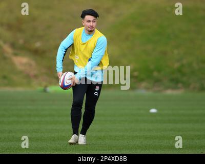 Pennyhill Park, England, Großbritannien, 06/03/2023, Honda England Rugby Performance Centre, Pennyhill Park, England, Großbritannien. 6. März 2023. Marcus Smith während des England Rugby Trainings, während sie sich auf die Partie mit Frankreich am 11. März in Twickenham vorbereiten: Anerkennung: Ashley Western/Alamy Live News Stockfoto