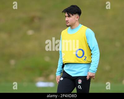 Pennyhill Park, England, Großbritannien, 06/03/2023, Honda England Rugby Performance Centre, Pennyhill Park, England, Großbritannien. 6. März 2023. Marcus Smith während des England Rugby Trainings, während sie sich auf die Partie mit Frankreich am 11. März in Twickenham vorbereiten: Anerkennung: Ashley Western/Alamy Live News Stockfoto