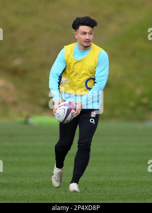 Pennyhill Park, England, Großbritannien, 06/03/2023, Honda England Rugby Performance Centre, Pennyhill Park, England, Großbritannien. 6. März 2023. Marcus Smith während des England Rugby Trainings, während sie sich auf die Partie mit Frankreich am 11. März in Twickenham vorbereiten: Anerkennung: Ashley Western/Alamy Live News Stockfoto