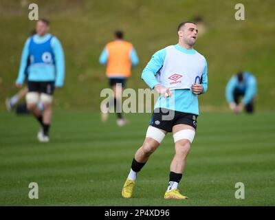 Pennyhill Park, England, Großbritannien, 06/03/2023, Honda England Rugby Performance Centre, Pennyhill Park, England, Großbritannien. 6. März 2023. Ben Earl während des England Rugby Trainings, während sie sich auf die Partie mit Frankreich am 11. März in Twickenham vorbereiten: Anerkennung: Ashley Western/Alamy Live News Stockfoto