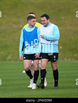 Pennyhill Park, England, Großbritannien, 06/03/2023, Honda England Rugby Performance Centre, Pennyhill Park, England, Großbritannien. 6. März 2023. Jamie George (r) von England mit George Ford während des England Rugby Trainings, während sie sich auf die Partie mit Frankreich am 11. März in Twickenham vorbereiten: Anerkennung: Ashley Western/Alamy Live News Stockfoto