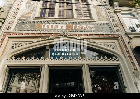 Porto, Portugal - dez. 2021 - Innenansicht des Buchladens Lello (Livraria Lello) mit Touristen. Hochwertiges Foto Stockfoto