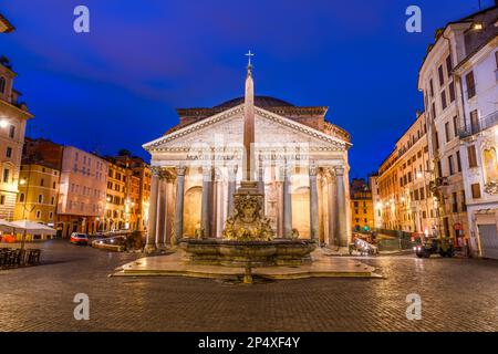 Rom, Italien mit dem Pantheon und der Piazza della Rotonda bei Nacht. Stockfoto