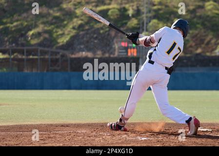 Baseballspieler in Aktion im Stadion, Baseballschläger, der darauf wartet, den Ball zu schlagen Stockfoto