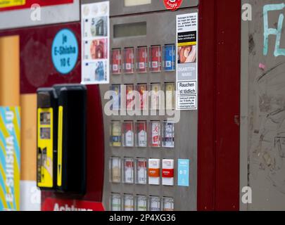 München, Deutschland. 06. März 2023. Die Warnungen „Rauchen tötet“ und „Rauchen verursacht Krebs im Mund, Rachen und Kehlkopf“ werden auf einem Zigarettenautomaten angezeigt. Kredit: Sven Hoppe/dpa/Alamy Live News Stockfoto