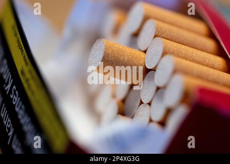 München, Deutschland. 06. März 2023. Eine offene Packung Zigaretten liegt auf einem Tisch. Kredit: Sven Hoppe/dpa/Alamy Live News Stockfoto