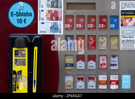 München, Deutschland. 06. März 2023. Die Warnungen „Rauchen tötet“ und „Rauchen verursacht Krebs im Mund, Rachen und Kehlkopf“ werden auf einem Zigarettenautomaten angezeigt. Kredit: Sven Hoppe/dpa/Alamy Live News Stockfoto