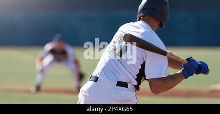 Baseballspieler in Aktion im Stadion, Baseballschläger, der darauf wartet, den Ball zu schlagen Stockfoto