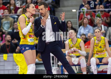 Cheftrainer Daniele Santarelli (Imoco Volley Conegliano) mit Gennari Alessia (Imoco Volley Conegliano) Stockfoto