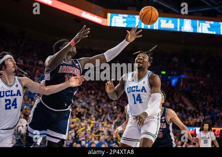UCLA Bruins Forward Kenneth Nwuba (14) und Arizona Wildcats Center Oumar Ballo (11) kämpfen während eines NCAA-Basketballspiels am Samstag, März um eine Erholung Stockfoto