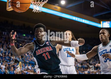 Arizona Wildcats Center Oumar Ballo (11) versucht, den gegen UCLA Bruins Guard David Singleton (34) während eines NCAA-Basketballspiels am Samstag, März, zu retten Stockfoto