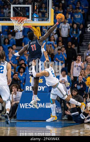 Arizona Wildcats Center Oumar Ballo (11) blockiert einen Schlag von UCLA Bruins Guard Amari Bailey (5) während eines NCAA Basketballspiels, Samstag, 4. März 2023, A Stockfoto