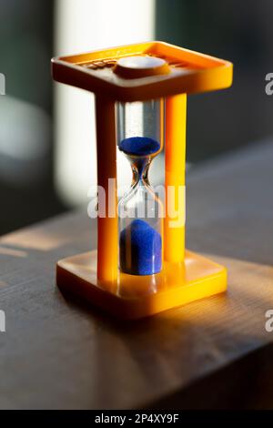 Sanduhr Nahaufnahme, Sanduhr mit blauem Sand Stockfoto