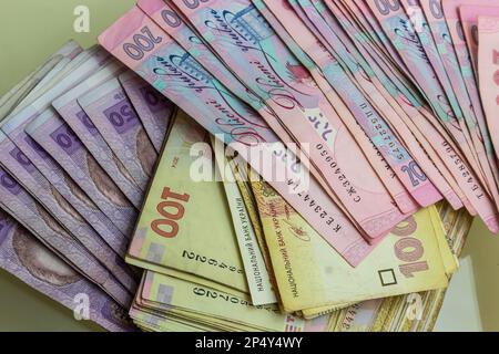 Papiergeld verschiedene Stückelungen, ukrainische Hrywna in Stückelungen 50.100, 200 Hrywna, neues Geld, Hintergrund mit verstreuten Banknoten. Stockfoto