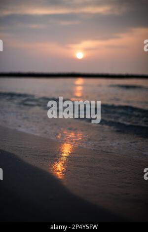Vertikale Unschärfe-Fotografie des Sonnenaufgangs. Geeignet für Text-Overlay. Stockfoto