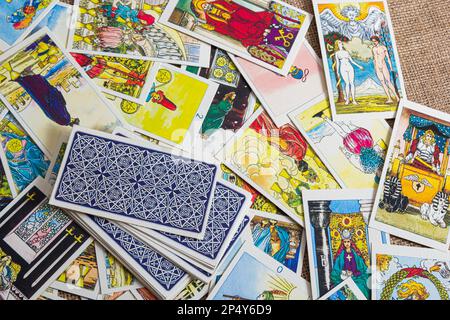 Hintergrund mit einem Stapel Tarot-Karten, dem großen Arcana-Deck. Wahrsagerei oder schwarzes magisches Ritual. Erschreckendes Stillleben mit Okkulten und Esoteri Stockfoto