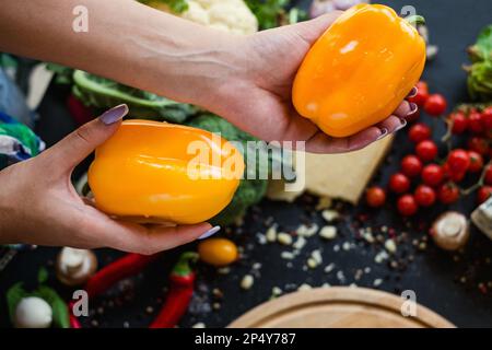 Gemüsesorten mit gelbem Pfeffer für Frauen Stockfoto