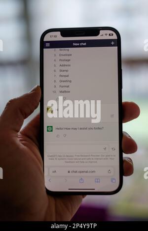 Chat-GPT-Anfrage per Telefon Stockfoto