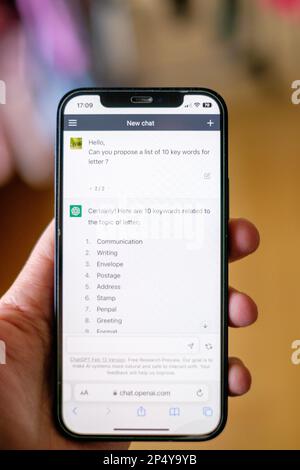 Chat-GPT-Anfrage per Telefon Stockfoto