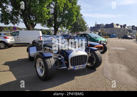 Huelgoat, Frankreich - August 13 2022: Der Caterham 7 ist ein superleichter Sportwagen, der von Caterham Cars im Vereinigten Königreich produziert wird. Stockfoto