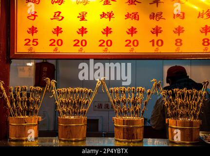 Gebratene Skorpione und Seepferdchen auf dem Markt in Peking, China Stockfoto