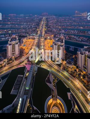 Sonnenaufgangsaufnahme des Palm Jumeirah mit Atlantis Hotel aus der Aura Skypool Lounge in Dubai, Vereinigte Arabische Emirate Stockfoto